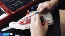ระบายสี วาดรองเท้า GIF - ระบายสี วาดรองเท้า นักวาด GIFs