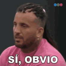 a man in a pink shirt says si obvio in spanish