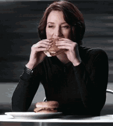 Alex Danvers Burger GIF - Alex Danvers Burger Eat GIFs