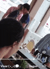 a video of a group of people sitting at a table with the word seguir on the bottom right