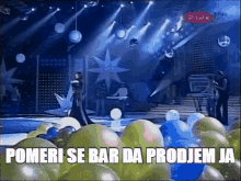 a picture of a stage with balloons and the words pomeri se bar da prodjem ja on the bottom