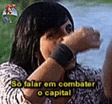 a woman is talking in a foreign language with the words so falar em combater o capital above her