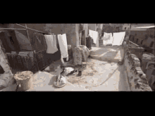غسيل ملابس طشت نانسي عجرم مغنية مطربة آه ونص فراخ GIF - Doing Laundry Hand Washing Nancy Ajram GIFs
