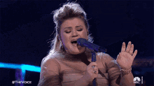 singing kelly clarkson the voice jigh notes performing