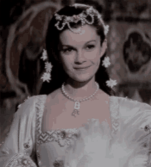 Shady Anne Boleyn GIF - Shady Anne Boleyn Smile GIFs