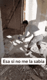 a man is standing in a room with the words " esa si no me la sabia " written on the bottom
