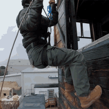 Rappelling Michelle Khare GIF - Rappelling Michelle Khare Abseiling GIFs