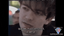 a close up of a man 's face with the words que des musiciens rock