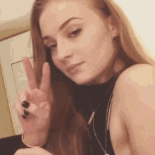 Sophie Turner Peace Sign GIF - Sophie Turner Peace Sign Smile GIFs