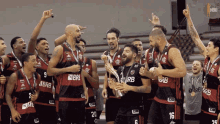 campeoes novo basquete brasil nbb comemorando erguendo a taca