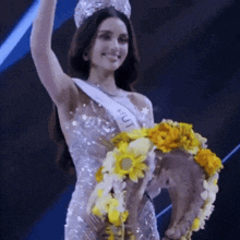 a woman wearing a crown and a sash that says ' thailand ' on it