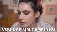 a close up of a woman with the words vou dar um tempinho above her