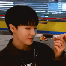 Xiker Junghoon Eating Xikers Junghoon GIF - Xiker Junghoon Eating Xikers Junghoon Kim Junghoon GIFs