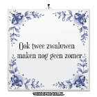 a blue and white tile with the words " ok twee zwaluwen maken nog geen zomer " on it