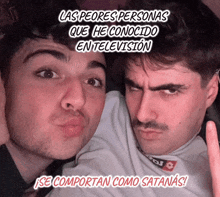 two men are posing for a picture with the words las peores personas que he conocido en television above them