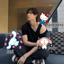 a man sits on a couch with a hello kitty sticker on his shoulder and the words chaneadita and lari below him