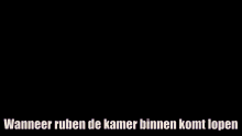 a man in a suit and tie with the words wanneer ruben de kamer binnen komt lopen