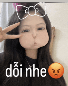 a girl with a bow on her head is making a face with the words doi nhe below it