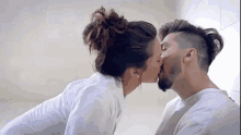 Venezuela Kiss GIF - Venezuela Kiss Couples GIFs