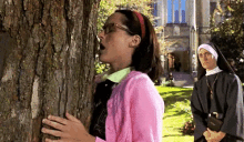 Chica Besando árbol Y Monja Observando GIF