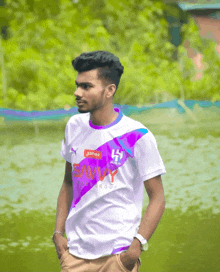 a man wearing a white shirt with the words savvy on it