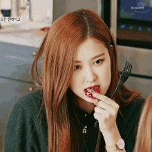Rosé Eating GIF - Rosé Eating Blackpink GIFs