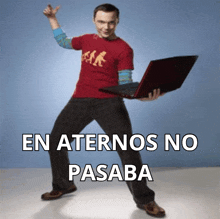 a man holding a laptop with the words en aternos no pasaba written below him