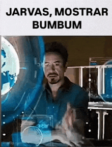 a man is sitting in front of a glass with the words jarvas , mostrar bumbum on the bottom .