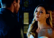 Stephen Amell Kiss GIF - Stephen Amell Kiss Katie Cassidy GIFs