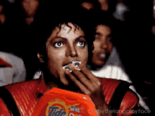 Cada loco con su tema Michael-jackson-eating-popcorn