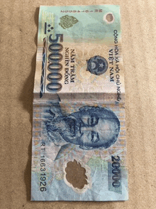 a 500000 vietnamese currency note with a hole in it