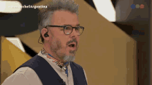 a man with glasses and a beard is on a television show called master chef argentina