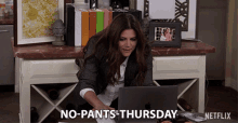 No Pants Thursday Tiffani Thiessen GIF - No Pants Thursday Tiffani Thiessen Lori Mendoza GIFs