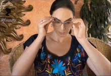 Lupita Jones Poniendo Los Lentes GIF - Lupita Jones Poniendo Los Lentes Putting On Glasses GIFs