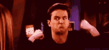 Chandler Se Señala Y Dice Yo Más, Mucho Más GIF