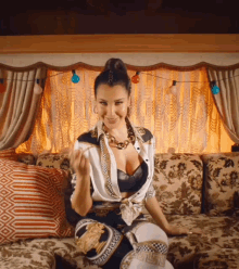 Nancy Ajram Queen Of Pop GIF - Nancy Ajram Queen Of Pop Queen Of Arab Pop GIFs