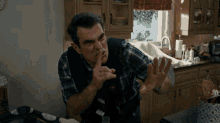 Modern Family Haley Dunphy GIF - Modern Family Haley Dunphy Claire Dunphy GIFs