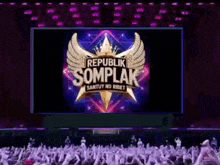 a crowd of people are watching republik somplak