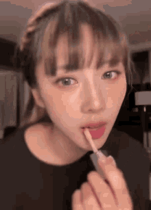 Yoohyeon Lip Gloss GIF - Yoohyeon Lip Gloss Makeup GIFs