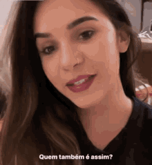 a close up of a woman 's face with quem também e assim written below it