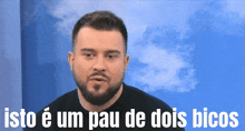 a man with a beard says " isto e um pau de dois picos "