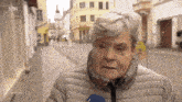 an older woman is talking into a microphone with the ndr info written on the bottom