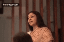 Shobana Saying Hi.Gif GIF - Shobana Saying Hi Varane Avashyamund Dulquer Salman GIFs