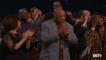 crowd applause clapping blow kiss quincy jones