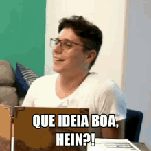 a man wearing glasses says que ideia boa hein ?!