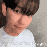 a close up of a person 's face with the words hola soy solito de agus written above it