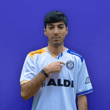 a man wearing a white shirt that says aldi