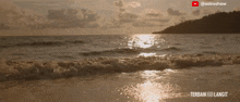 a video of waves crashing on a sandy beach with the words terbaik kali langit written on the bottom