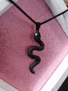 Snake Necklace GIF - Snake Necklace GIFs