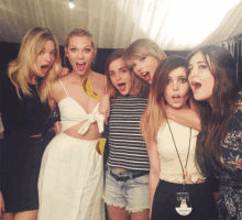 Taylor Swift And Friends GIF - Taylor Swift Squad Friends GIFs